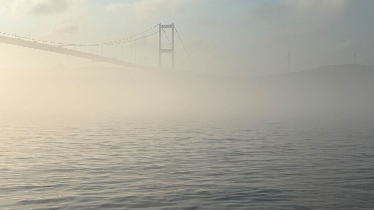 İstanbul Boğazı'na sis engeli! Gemi geçişleri durduruldu