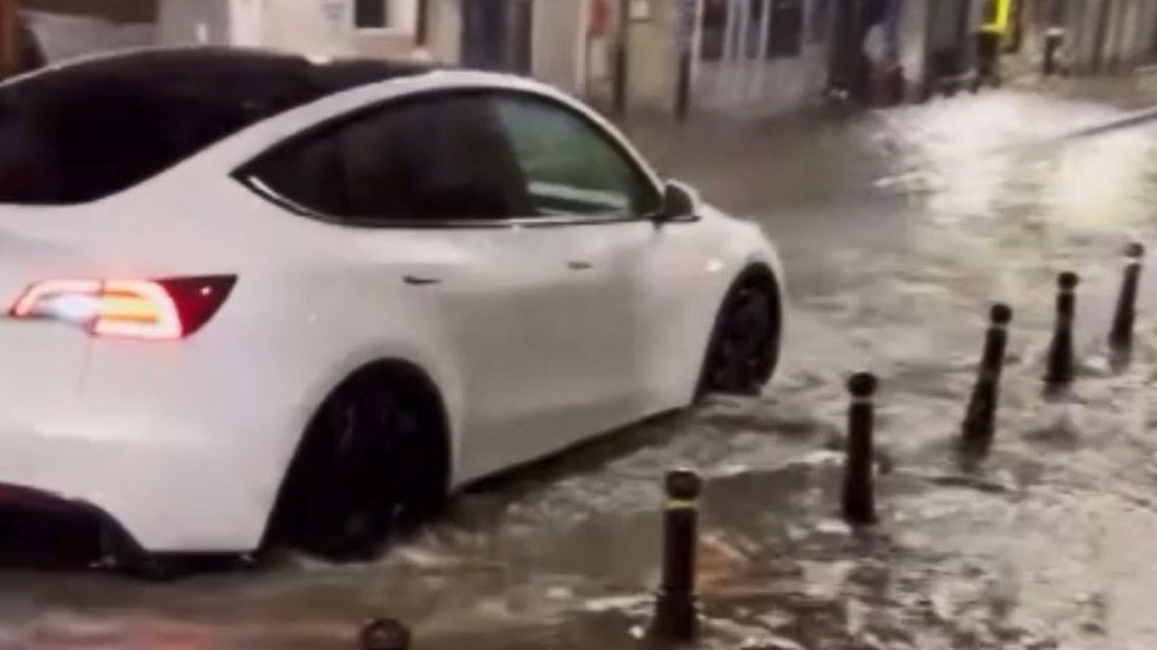 İstanbul'da etkili sağanak! Yollar göle döndü, araçlar ilerleyemedi!