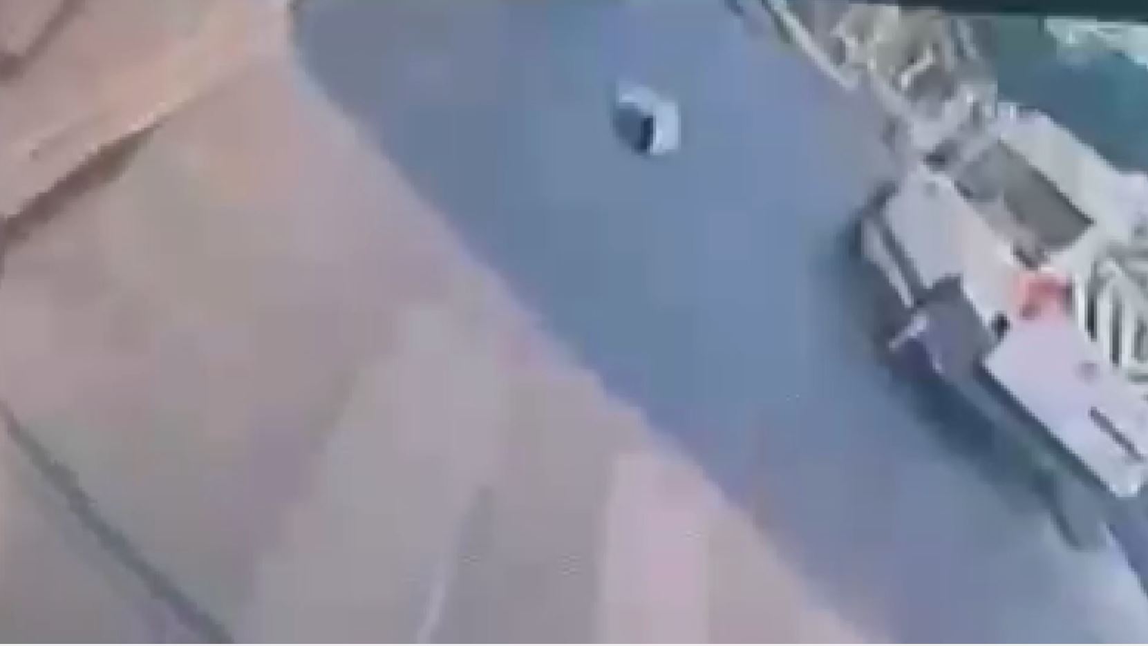 Edinilen bilgiye göre, sabah saatlerinde skuter ile işe gitmek üzere yola çıkan Tülin Şık, yaya geçidinden yolun karşısına geçmek istedi. 