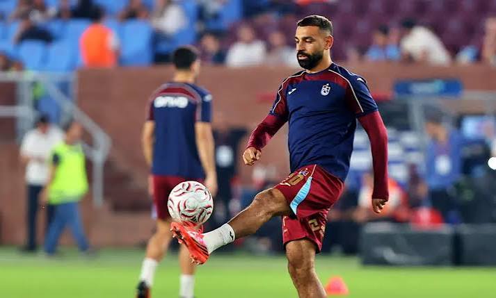 Forbes dergisinin 2026-27 sezonuna ilişkin dünyanın en çok kazanan futbolcuları listesinde Muhammed Salah'ın 10'uncu sırada yer aldığı belirtildi. Aktarılan verilere göre Mısırlı futbolcunun yıllık toplam geliri 36,8 milyon Euro'ya ulaşıyor. Trabzonspor ile sözleşme imzaladığı belirtilen Salah'ın kulüpten elde ettiği kazancın yanı sıra sponsorluk anlaşmaları ve ticari iş birliklerinden de gelir sağladığı ifade edildi.