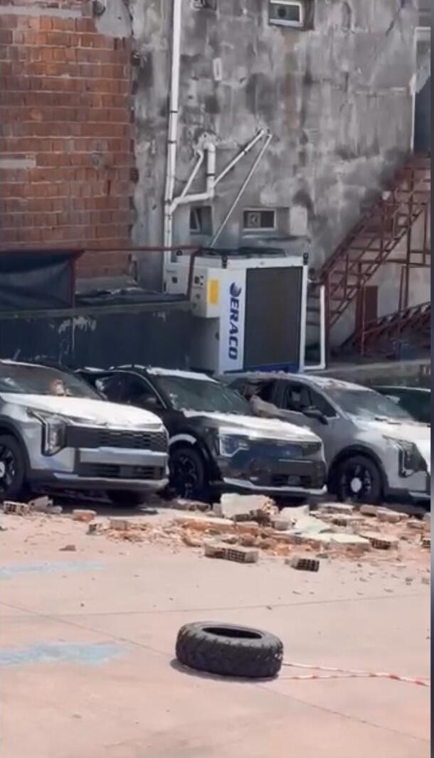 Duvar çökmesi sonucu 30 milyon TL'lik zarar! 12 sıfır otomobil ağır hasar aldı