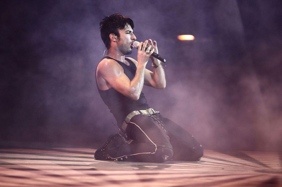 Tarkan, 'Şımarık', 'Kuzu Kuzu', 'Dudu', 'Ölürüm Sana', 'Kış Güneşi' ve daha nice şarkısıyla Türk pop müziğinin en büyük yıldızlarından biri haline gelmişti.