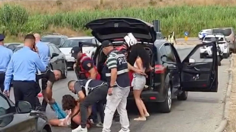 İki polis memurunun “suçluyu kayırma”, altı kişinin ise cinayete iştirak suçlamasıyla tutuklandığı belirtildi. Böylece dosya kapsamında tutuklananların sayısı 11’e yükseldi.