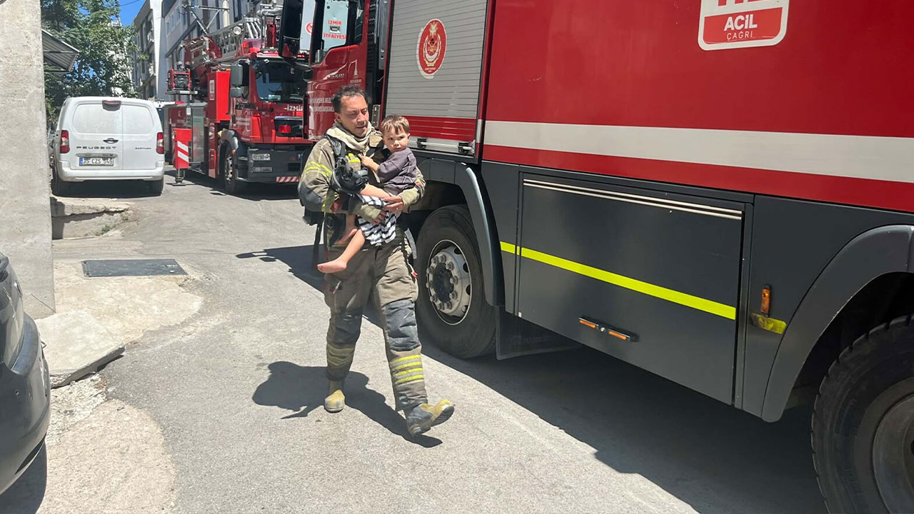 Ekipler zamana karşı yarıştı! Alevlerin sardığı binada 10 kişiyi kurtarma operasyonu