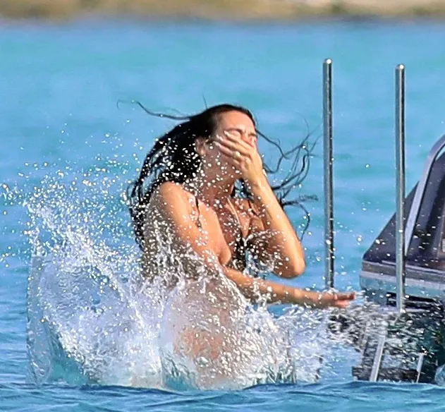 Dua Lipa doğum gününde yat gezintisine çıktı ve bol bol denize atladı. Leopar desenli bikinisi de beğeni topladı. 