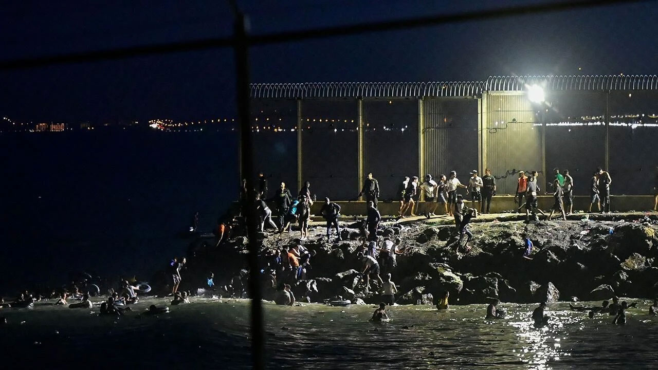 Ceuta alarmı! 49 bin göçmen denizi aşarak İspanya'ya girdi, ordu sahaya indi