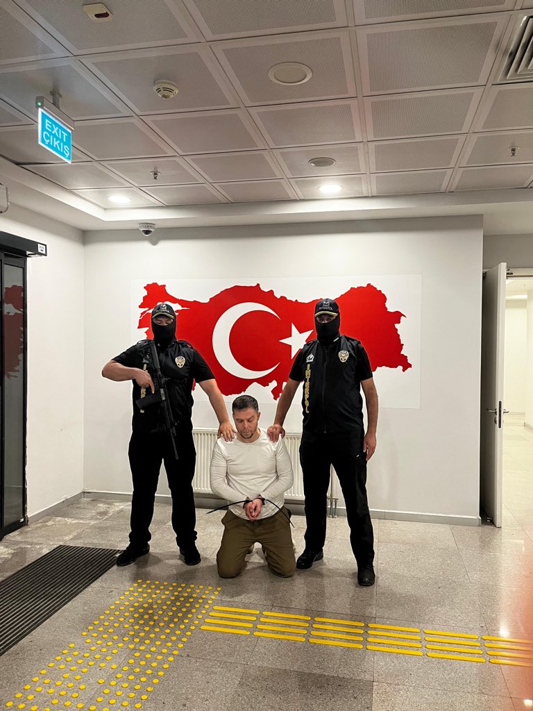 Serkan Kurtuluş hakkındaki uluslararası süreç, Interpol-Europol Daire Başkanlığının yapmış olduğu çalışmalar neticesinde 31 Ekim 2017 tarihinde Kırmızı Bülten yayımlanmasıyla başladı. INTERPOL kanalı üzerinden uluslararası seviyede aranan Kurtuluş, yürütülen çalışmalar sonucunda 11 Haziran 2020 tarihinde Arjantin’de yakalandı ancak yakalama, yıllar sürecek iade sürecinin başlangıcı oldu.
