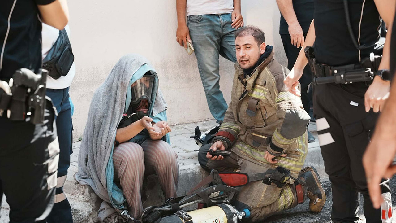 Ekipler zamana karşı yarıştı! Alevlerin sardığı binada 10 kişiyi kurtarma operasyonu