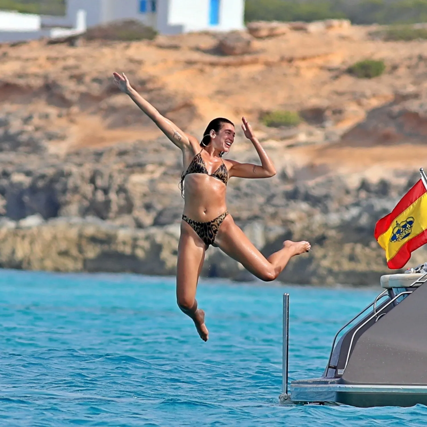 Arnavut asıllı dünyaca ünlü şarkıcı Dua Lipa, 31. yaş gününde her yıl olduğu gibi yine İbiza'daydı.