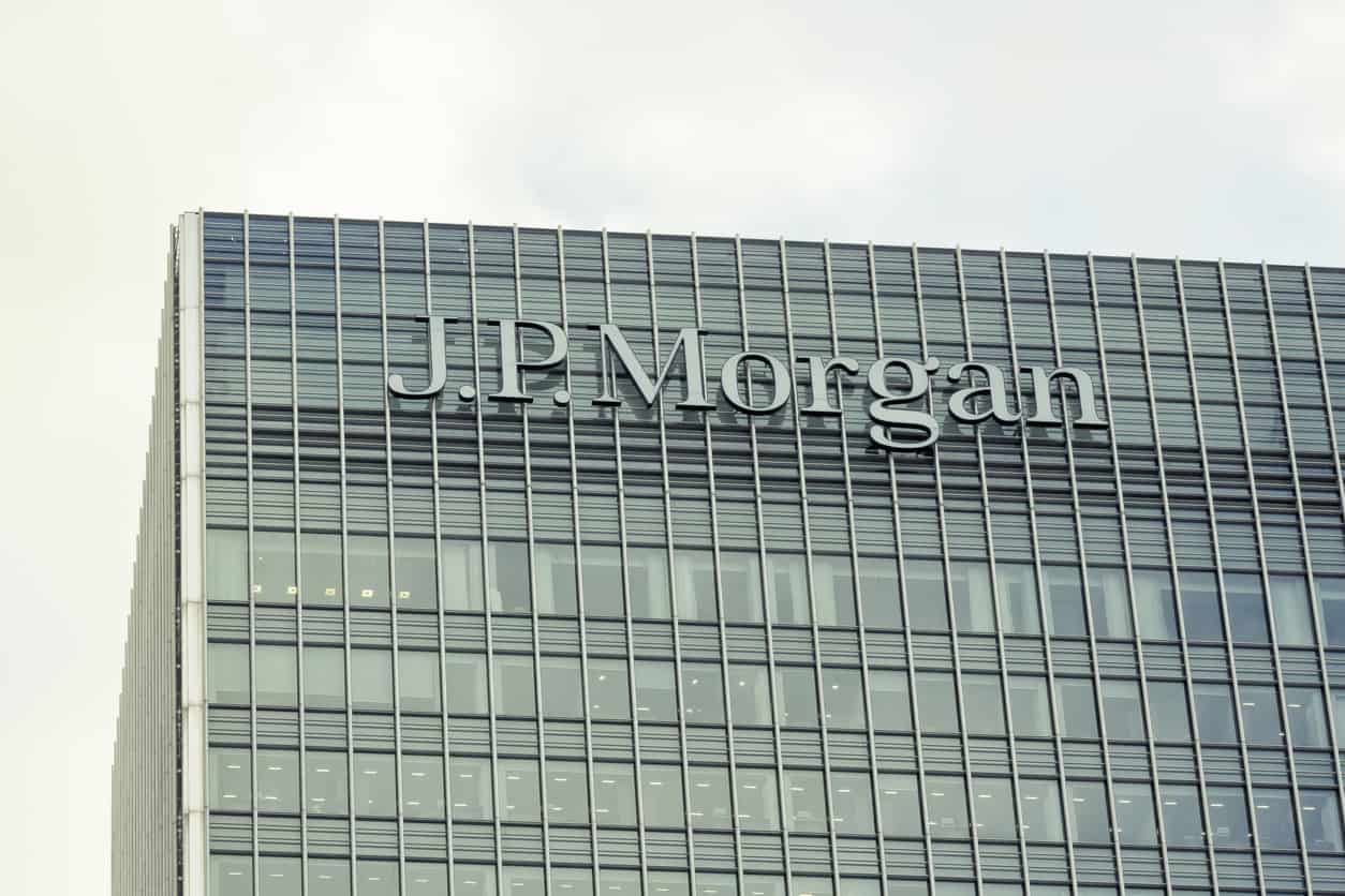  JPMorgan ekonomisti Fatih Akçelik, Türkiye Cumhuriyet Merkez Bankası’nın (TCMB) gelecek ay bir hafta vadeli repo ihalelerine yeniden başlamasını, ardından Ekim ve Aralık aylarında politika faizini 100’er baz puan indirmesini ve yıl sonunda faizin yüzde 35 seviyesinde olmasını bekliyor.