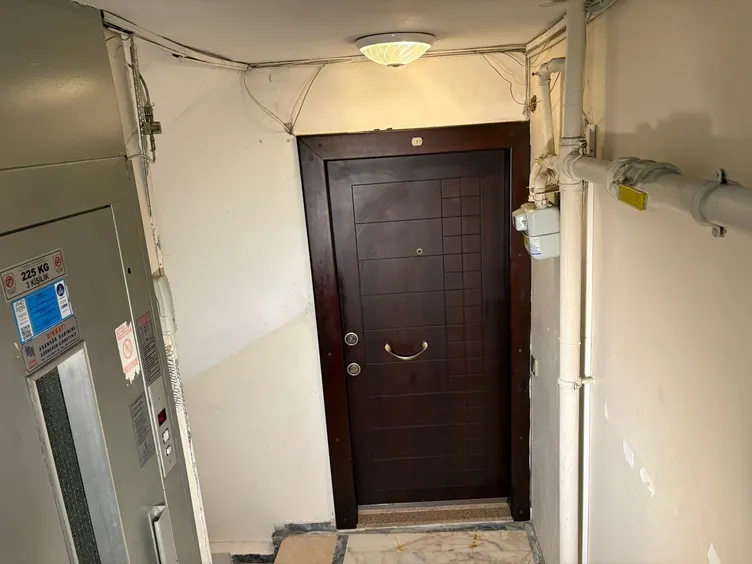 İddianamede, şüphelinin olay günü saat 19.01'de Avcılar Metrobüs Durağı'ndan bindiği, bir süre sonra telefonla oynamaya başladığı, saat 19.40'ta telefonun arkasını açıp, muhtemelen sim kartını çıkardığı ve telefonunu kapattığı, saat 19.47'de Mecidiyeköy Metrobüs Durağı'nda indiğinin belirlendiği aktarıldı.