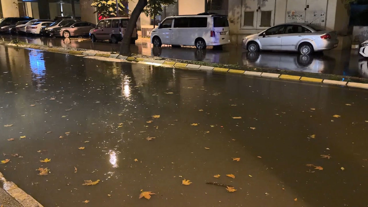 İstanbul'da etkili sağanak! Yollar göle döndü, araçlar ilerleyemedi!