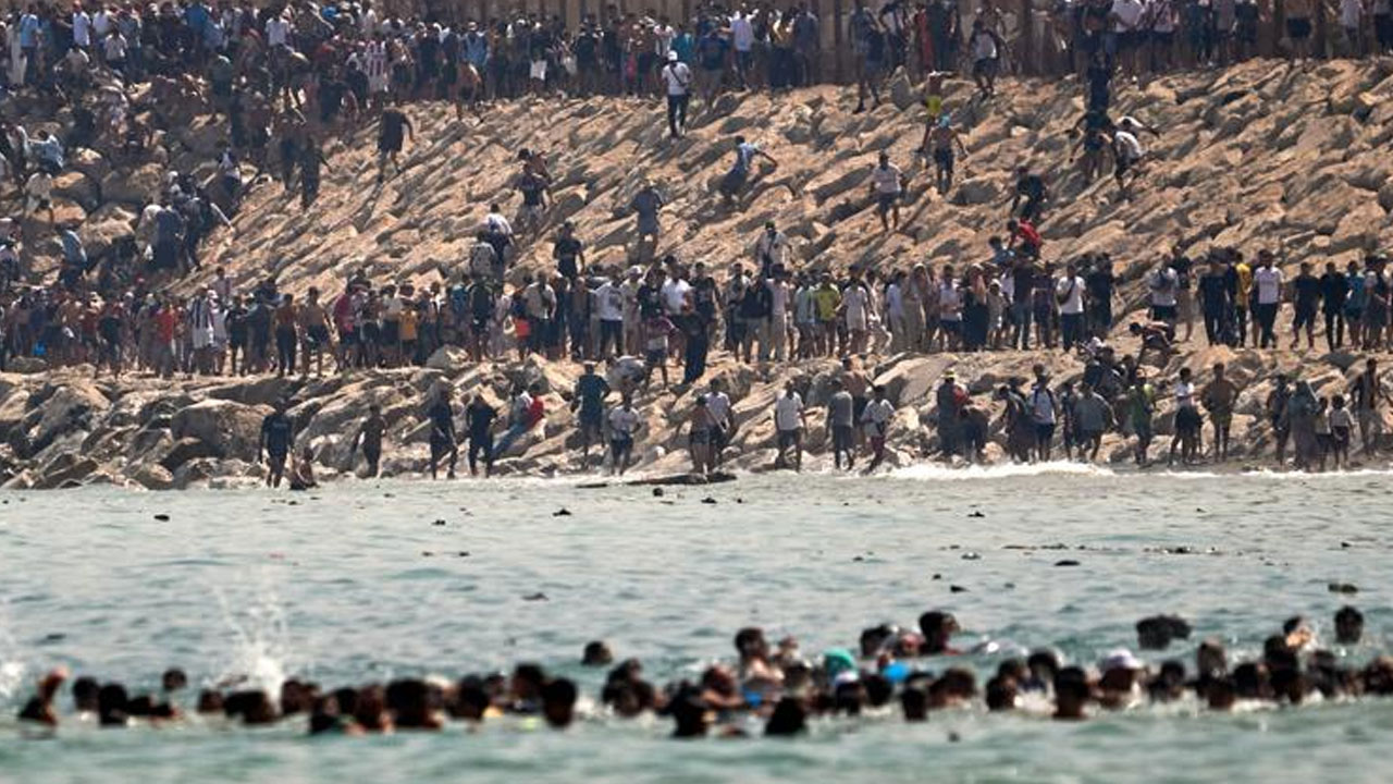 Ceuta alarmı! 49 bin göçmen denizi aşarak İspanya'ya girdi, ordu sahaya indi