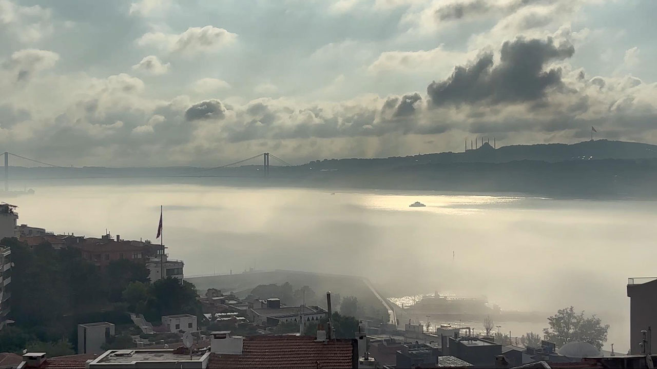 İstanbul Boğazı'na sis engeli! Gemi geçişleri durduruldu