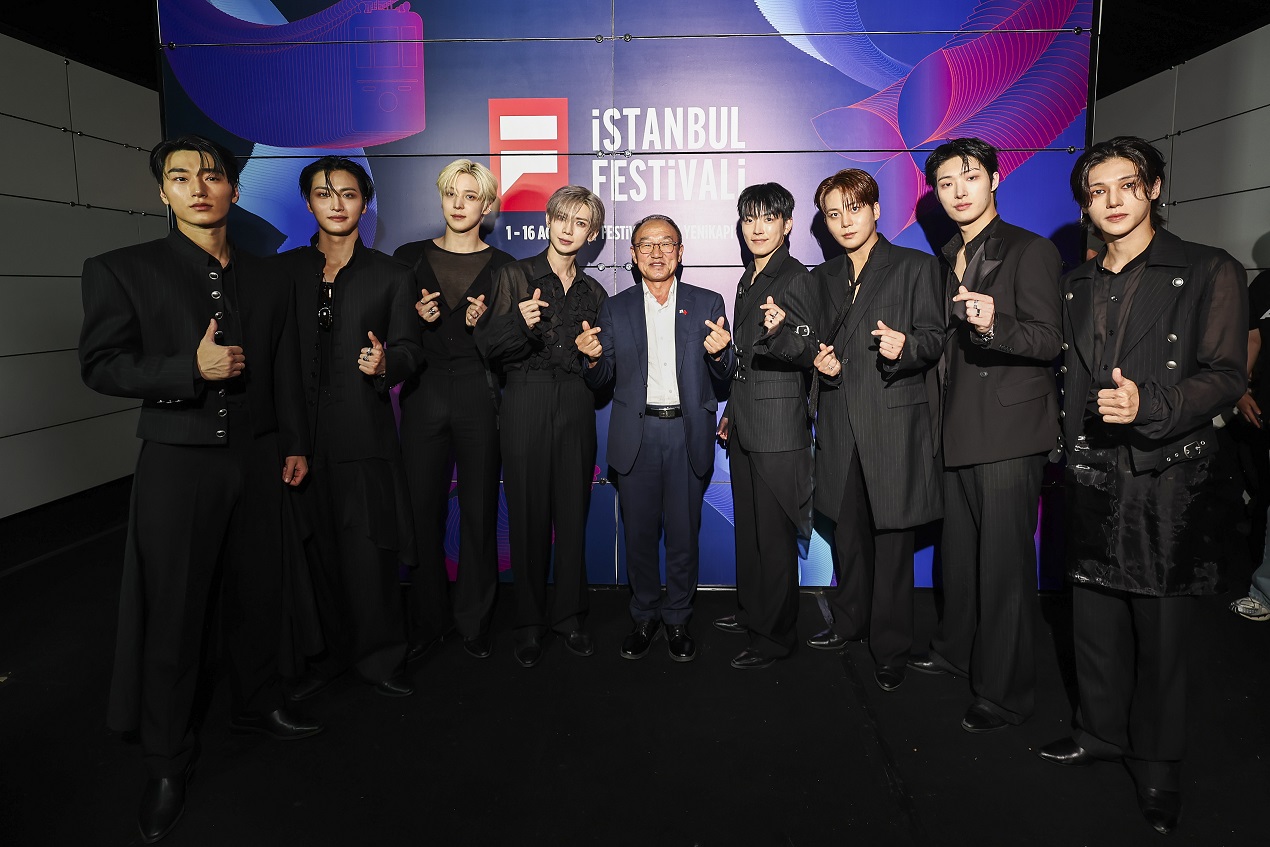 Kwon Eunbi’nin ardından ATEEZ sahne aldı. Senkronize koreografileri, vokal performansları ve sahne gösterileriyle izleyicilerin karşısına çıkan grup, sevilen şarkılarını seslendirdi. ATEEZ’in ‘Say My Name’, ‘BOUNCY’, ‘WORK’ ve ‘Enough’ parçaları konser alanındaki hayranların eşlik ettiği şarkılar arasında yer aldı.  Grubun sahne performansı sırasında seyirciler şarkılara eşlik ederken, hayranların telefon ışıklarıyla oluşturduğu görüntüler de dikkat çekti. Üyelerin seyirciyle etkileşim kurduğu konser, ATEEZ’in performansıyla sona erdi.Kwon Eunbi’nin sahne aldığı konserle başlayan gece, ATEEZ’in performansıyla devam etti. İstanbul Festivali’ndeki K-Pop etkinliği, sanatçıların Türkiye’deki hayranlarıyla buluşmasına ev sahipliği yaptı.