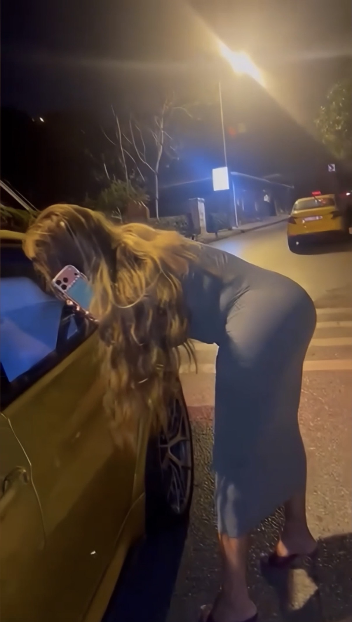 Kadınların araçtan uzaklaşmaya çalıştığını gören taksi şoförü, yaşananları belgelemek amacıyla cep telefonu kamerasını açarak kayıt almaya başladı. 3 kadın, taksimetrenin yazdığı 600 lirayı ödemeden olay yerinden uzaklaştı.