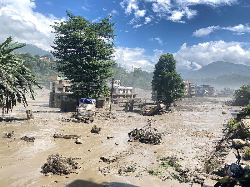 Kızılhaç'ın Nepal ekibinin "acil müdahale ekiplerini devreye aldığı, gönüllüleri harekete geçirdiği ve acil yardım malzemeleriyle birlikte bir ekip gönderdiği" belirtildi. Uluslararası Kızılhaç ve Kızılay Dernekleri Federasyonu'nun, kriz durumlarında ulusal ekiplerle yakın işbirliği içinde çalışarak "müdahaleye destek vermeye hazır olduğu" ifade edildi. 