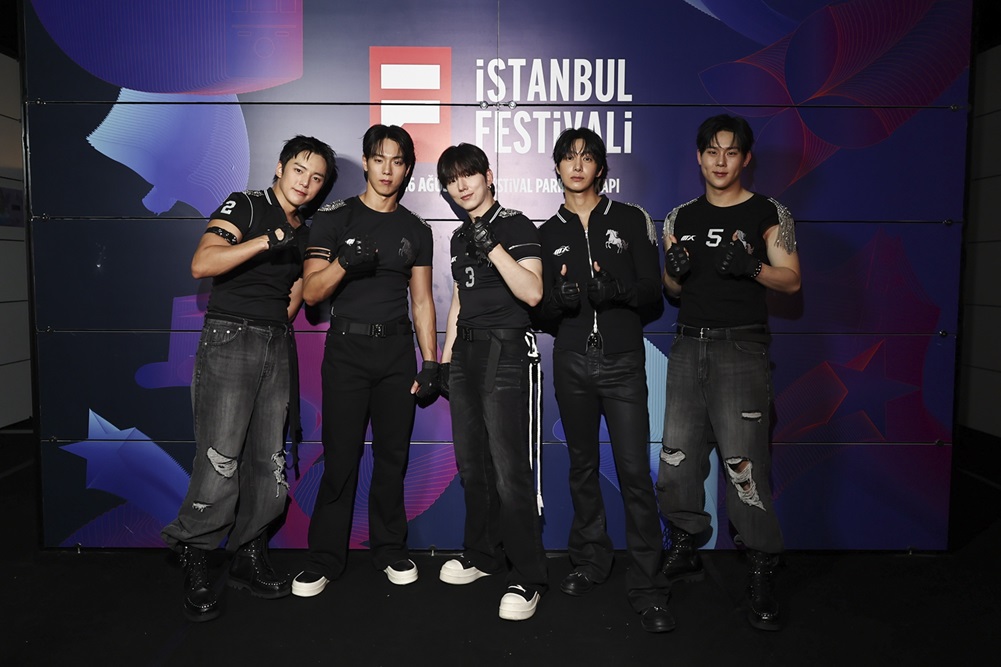 K-Pop sanatçısı Sunmi, ‘24 Hours, Siren, Cynical, Lalalay, Forever July, Pporappipam, Tail ve Gashina’ adlı şarkılarıyla İstanbul Festivali sahnesinde hayranlarıyla buluştu. K-Pop gruplarından Monsta X ise ‘Dramarama, Rush Hour, The Dreaming, Growing Pains, Love Killa, Do What i Want, Bring Up ve Zone’ adlı şarkılarıyla sevenleriyle buluştu.