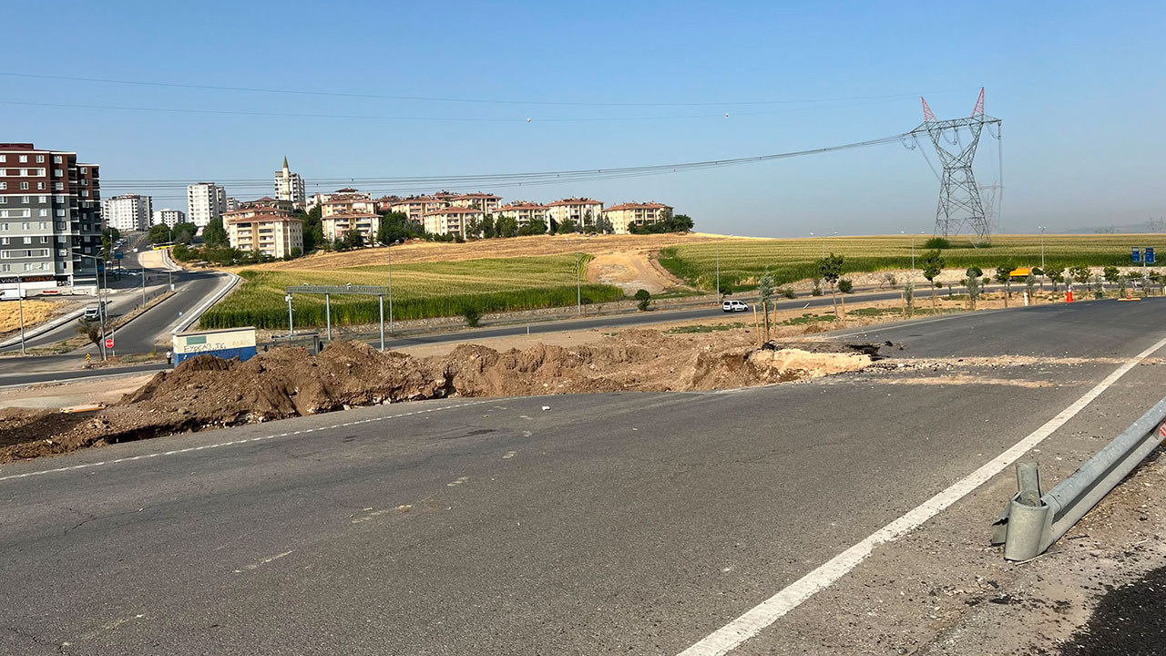 Batman'da yol çöktü, mahalleler susuz kaldı!