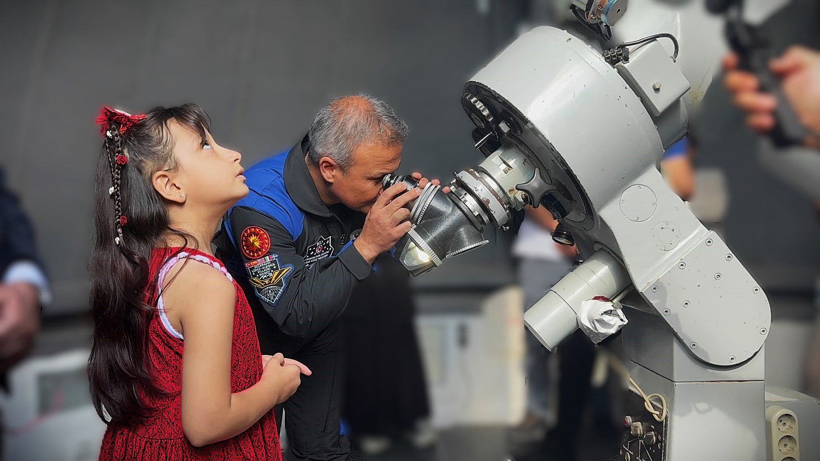 İlk kez teleskopla Ay’ı gözlemleyen Zehra, DHA'ya yaptığı açıklamada en büyük isteklerinden birinin de Türkiye’nin ilk astronotu Tuğgeneral Alper Gezeravcı ile tanışmak olduğunu söyledi. Zehra'nın bu hayali de gerçeğe dönüştü.