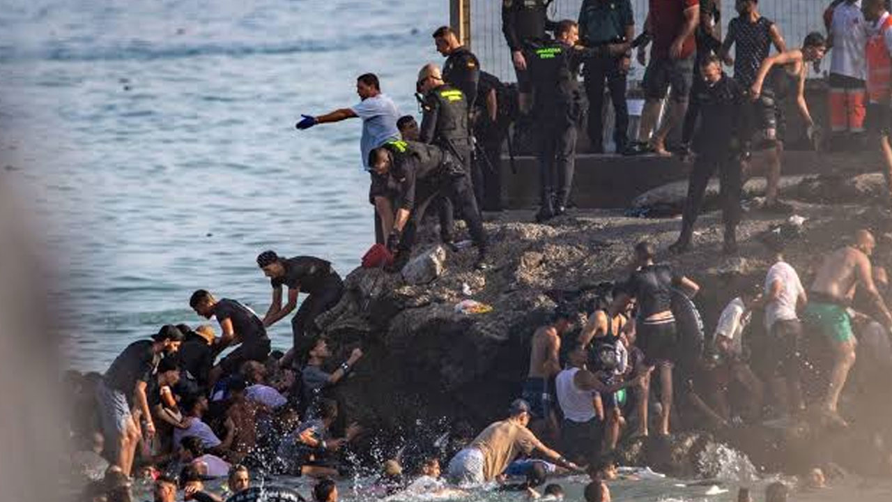 Ceuta alarmı! 49 bin göçmen denizi aşarak İspanya'ya girdi, ordu sahaya indi