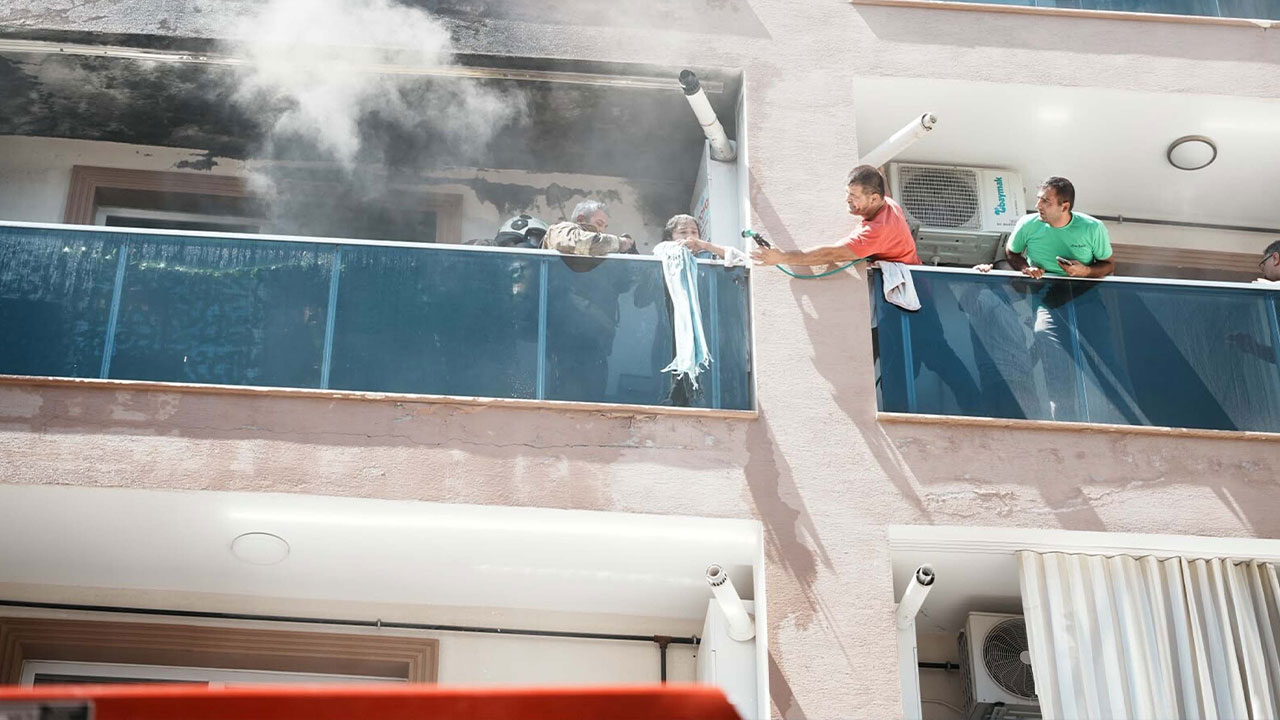 Ekipler zamana karşı yarıştı! Alevlerin sardığı binada 10 kişiyi kurtarma operasyonu