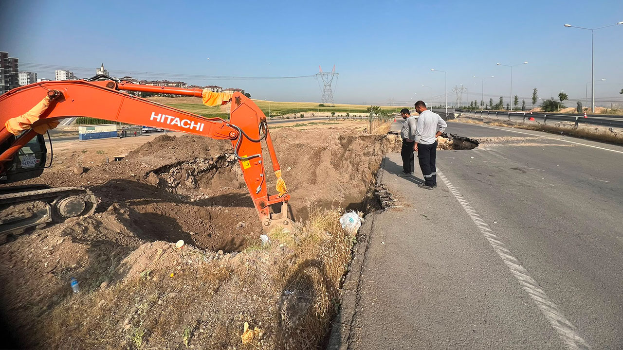Batman'da yol çöktü, mahalleler susuz kaldı!