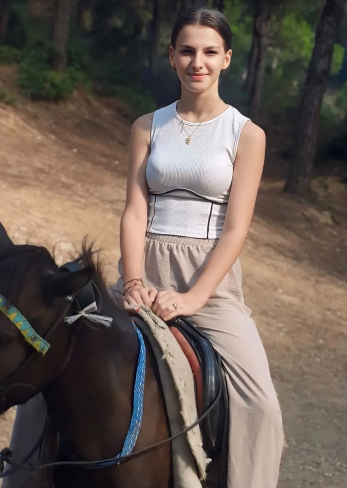 Çarpmanın etkisiyle savrulan Şık, ağır yaralandı. İhbar üzerine olay yerine polis ve sağlık ekipleri sevk edildi. İlk müdahalesi olay yerinde yapılan Şık, ambulansla hastaneye kaldırıldı. Şık'ın tedavisinin 1 haftadır yoğun bakımda sürdüğü öğrenildi.