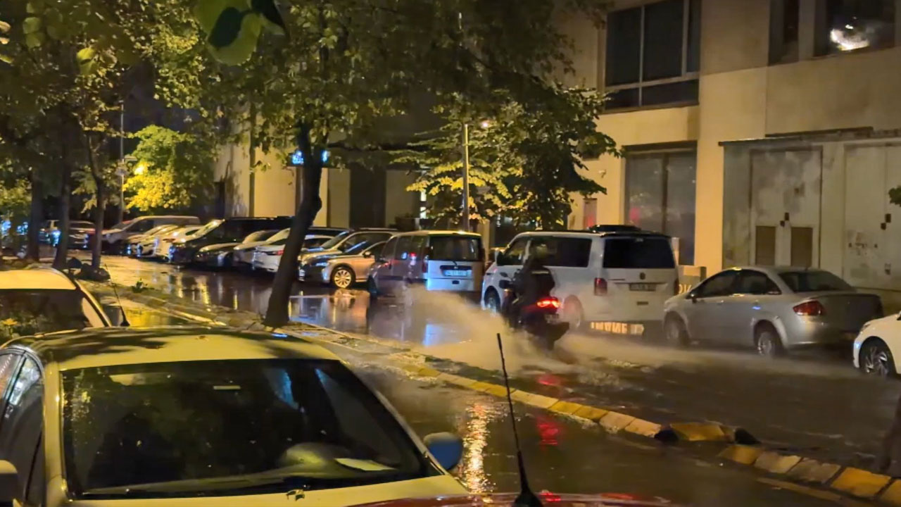 İstanbul'da etkili sağanak! Yollar göle döndü, araçlar ilerleyemedi!