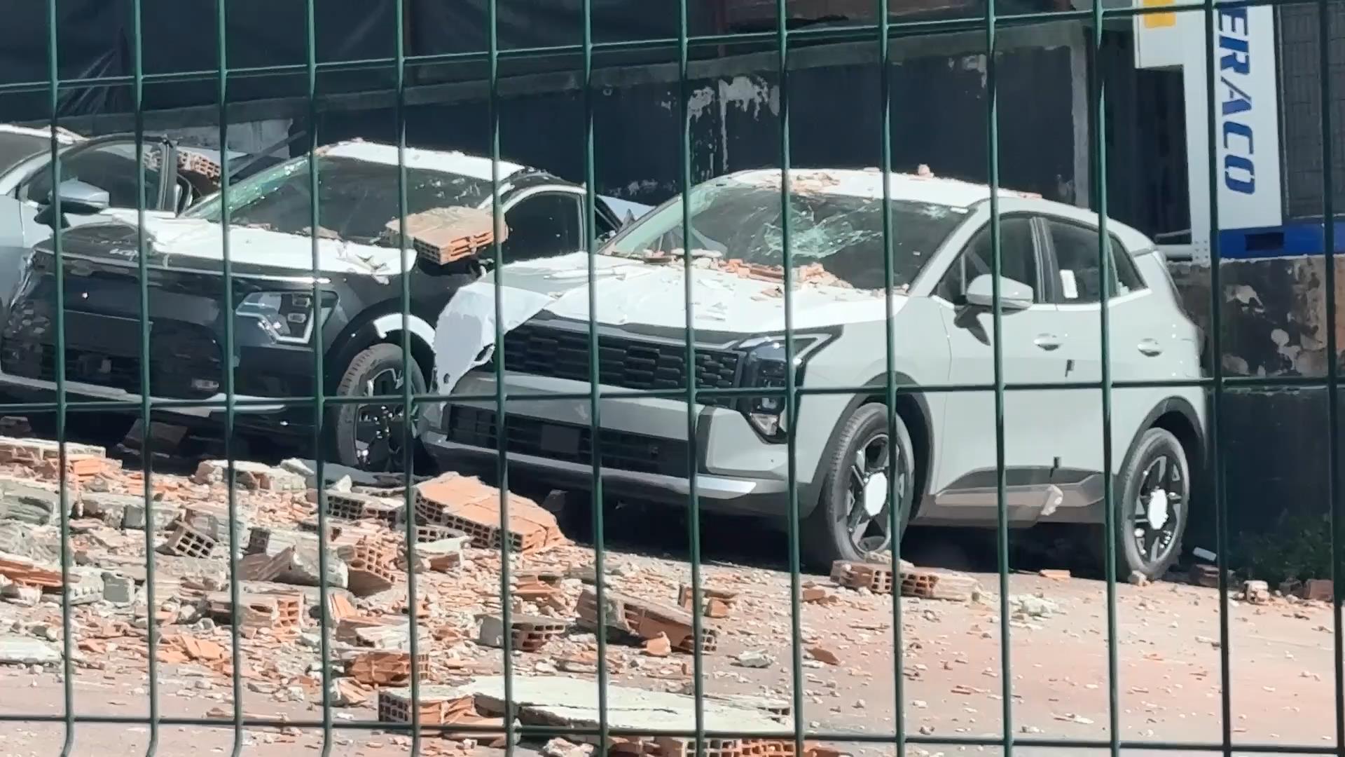 Duvar çökmesi sonucu 30 milyon TL'lik zarar! 12 sıfır otomobil ağır hasar aldı