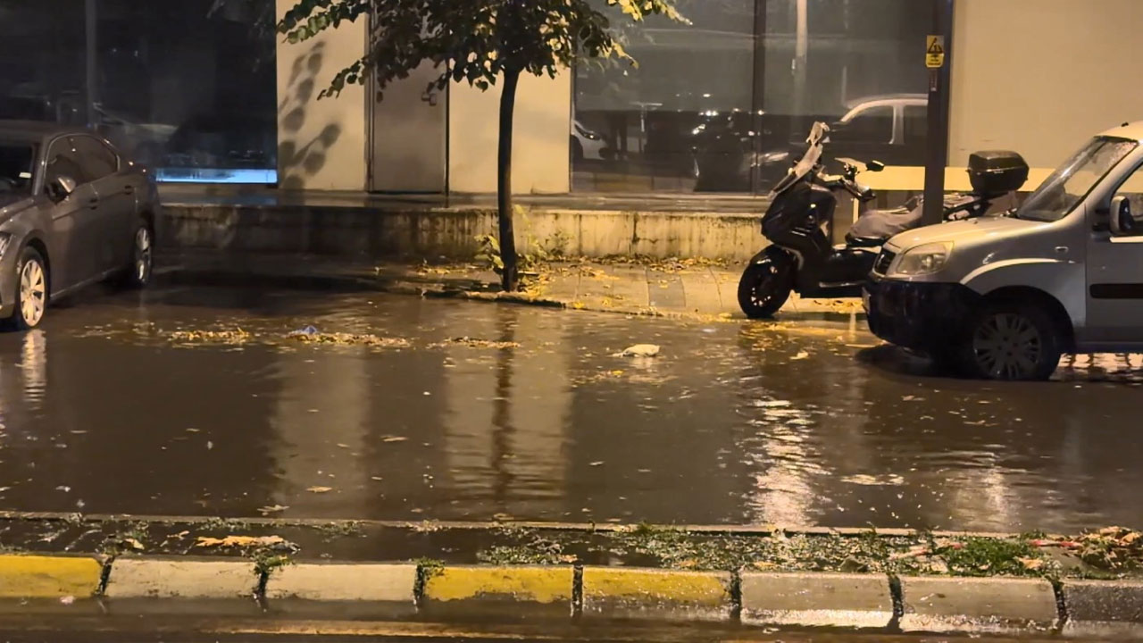 İstanbul'da etkili sağanak! Yollar göle döndü, araçlar ilerleyemedi!