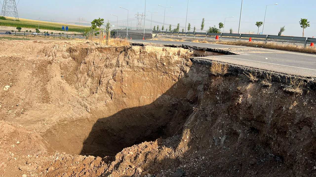 Batman'da yol çöktü, mahalleler susuz kaldı!