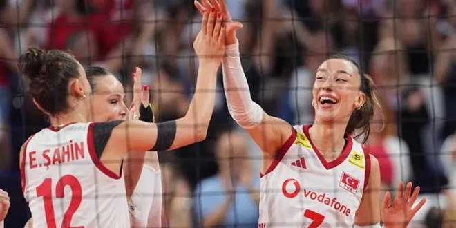 İtalyan antrenör Daniele Santarelli'nin çalıştırdığı A Milli Takım'ın İtalyanların oyununu durdurduğu belirtilerek, "Türkiye, özellikle son iki sette önüne geçilemez bir performans ortaya koydu ve 28 sayı kaydeden Melissa Vargas ile iyi bir performans sergiledi." ifadesi kullanıldı.