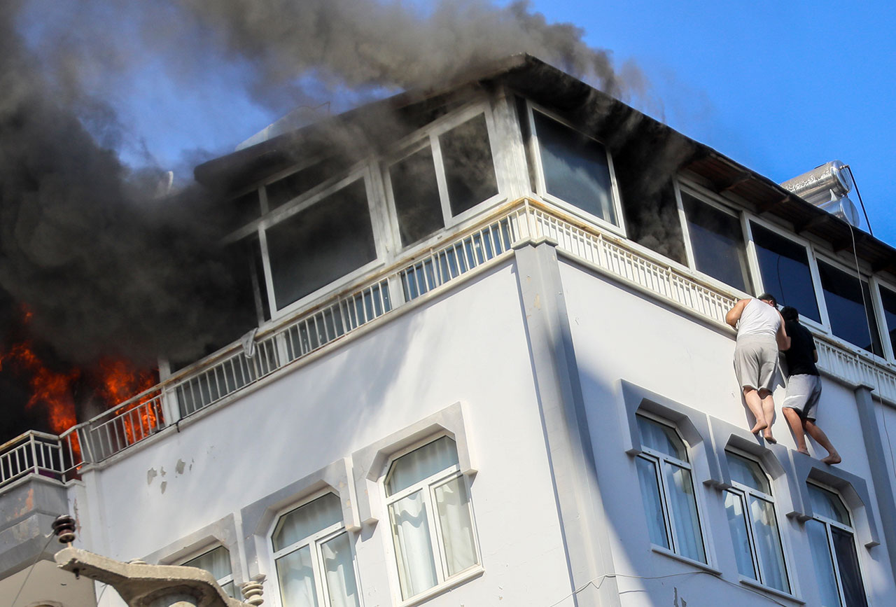 Dehşet dakikaları! Metrelerce yüksekte çaresizce kurtarılmayı beklediler!