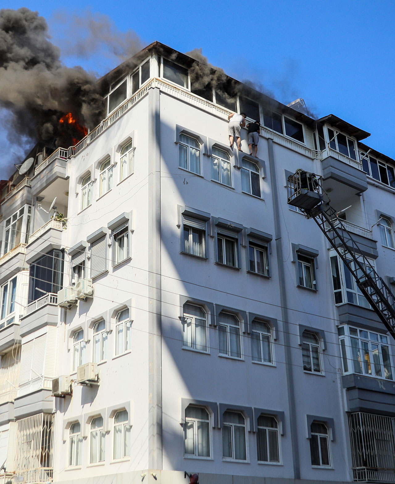 Dehşet dakikaları! Metrelerce yüksekte çaresizce kurtarılmayı beklediler!
