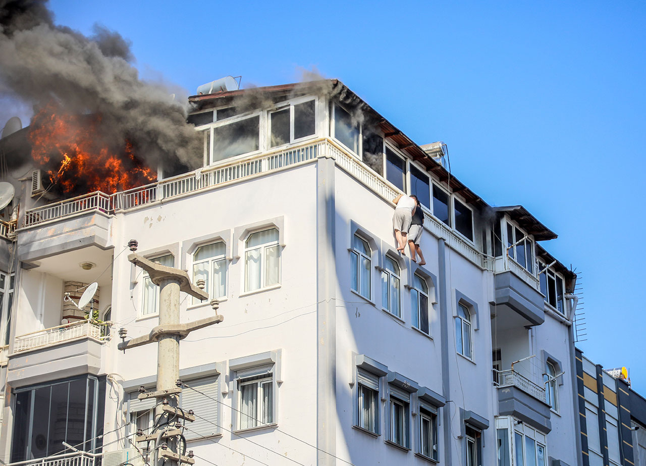 Dehşet dakikaları! Metrelerce yüksekte çaresizce kurtarılmayı beklediler!