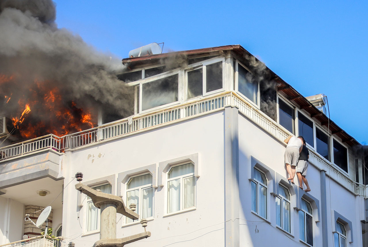 Dehşet dakikaları! Metrelerce yüksekte çaresizce kurtarılmayı beklediler!
