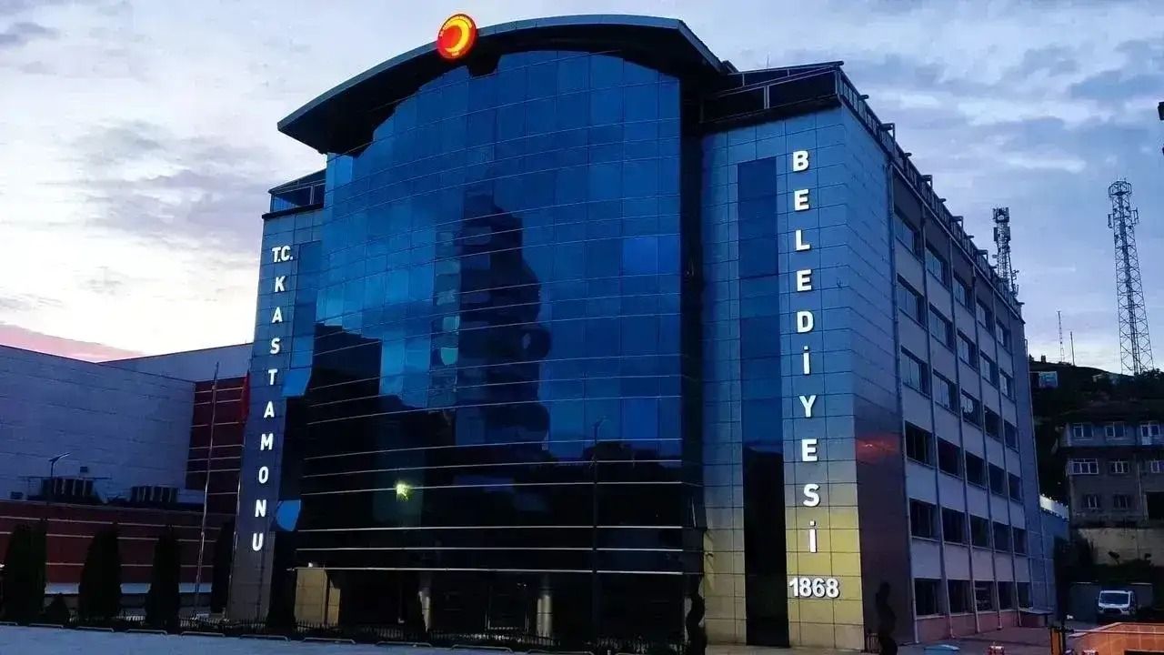 Kastamonu Belediyesi'ne silah ve kılıçla baskın!