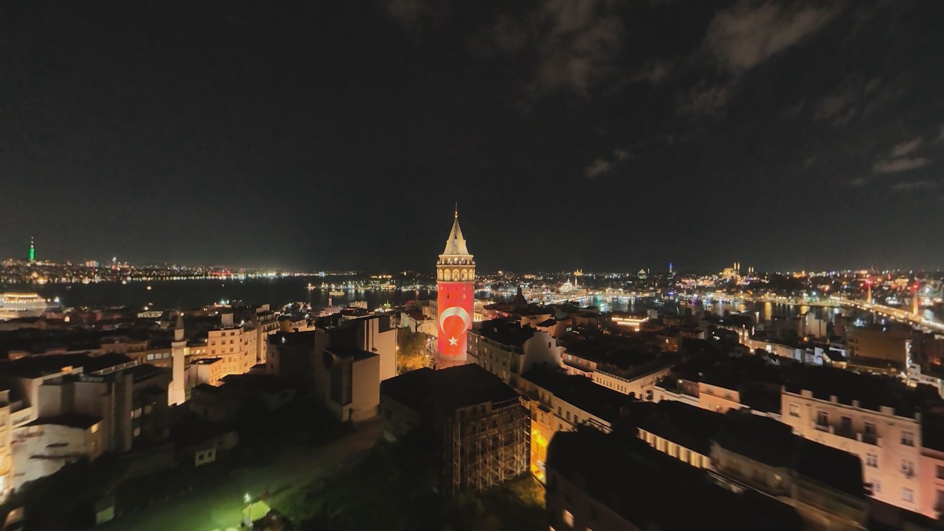 Galata Kulesi, İstanbul'un kurtuluşunun 103’üncü yıl dönümü nedeniyle Türk bayrağıyla ışıklandırıldı