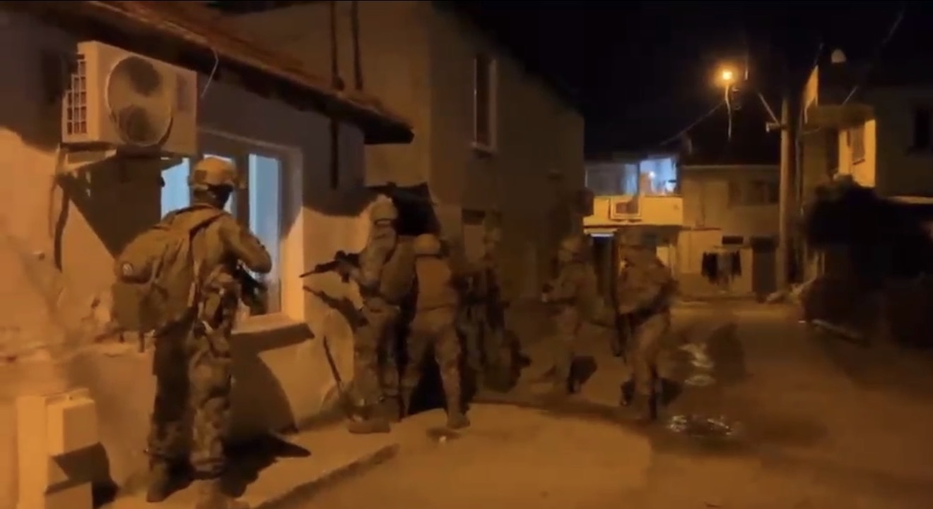 Balıkesir’de nefes kesen narkotik ve kaçak silah operasyonu: 20 gözaltı