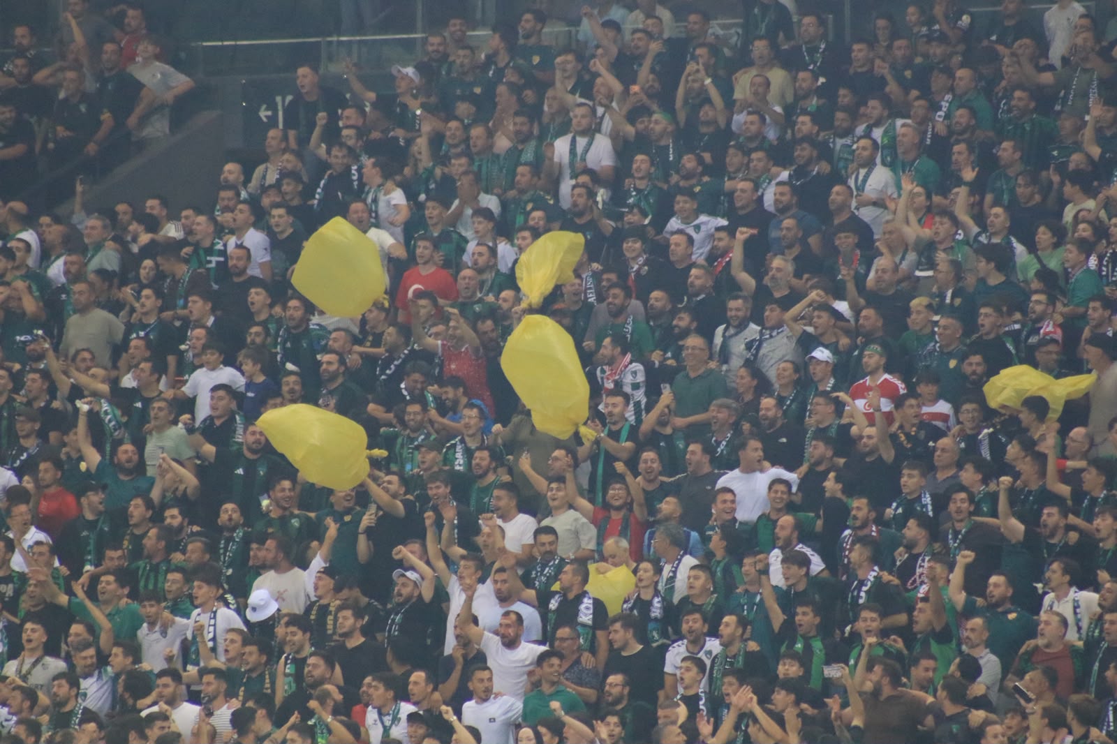 Kocaelispor-Amedspor maçında tribünde 'sarı torba' sallayan 5 kişiye gözaltı kararı!