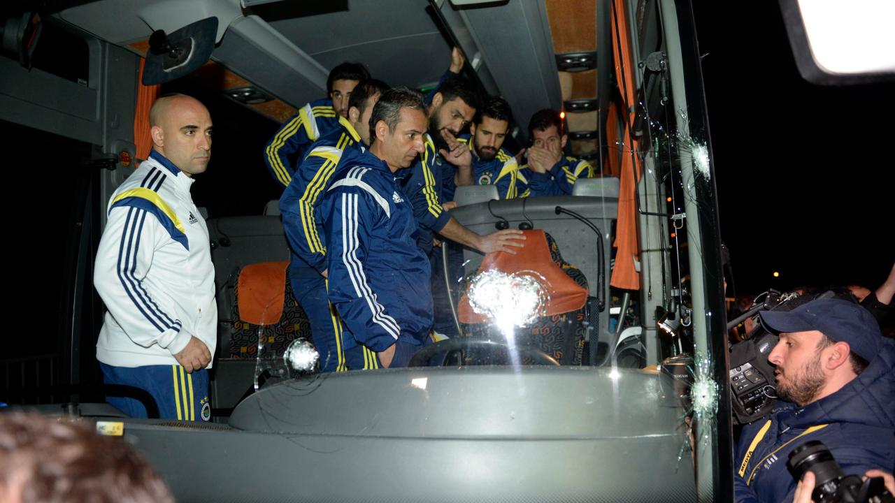 Fenerbahçe otobüsüne saldırıda bir kişi kasten öldürmeye teşebbüsten tutuklandı!