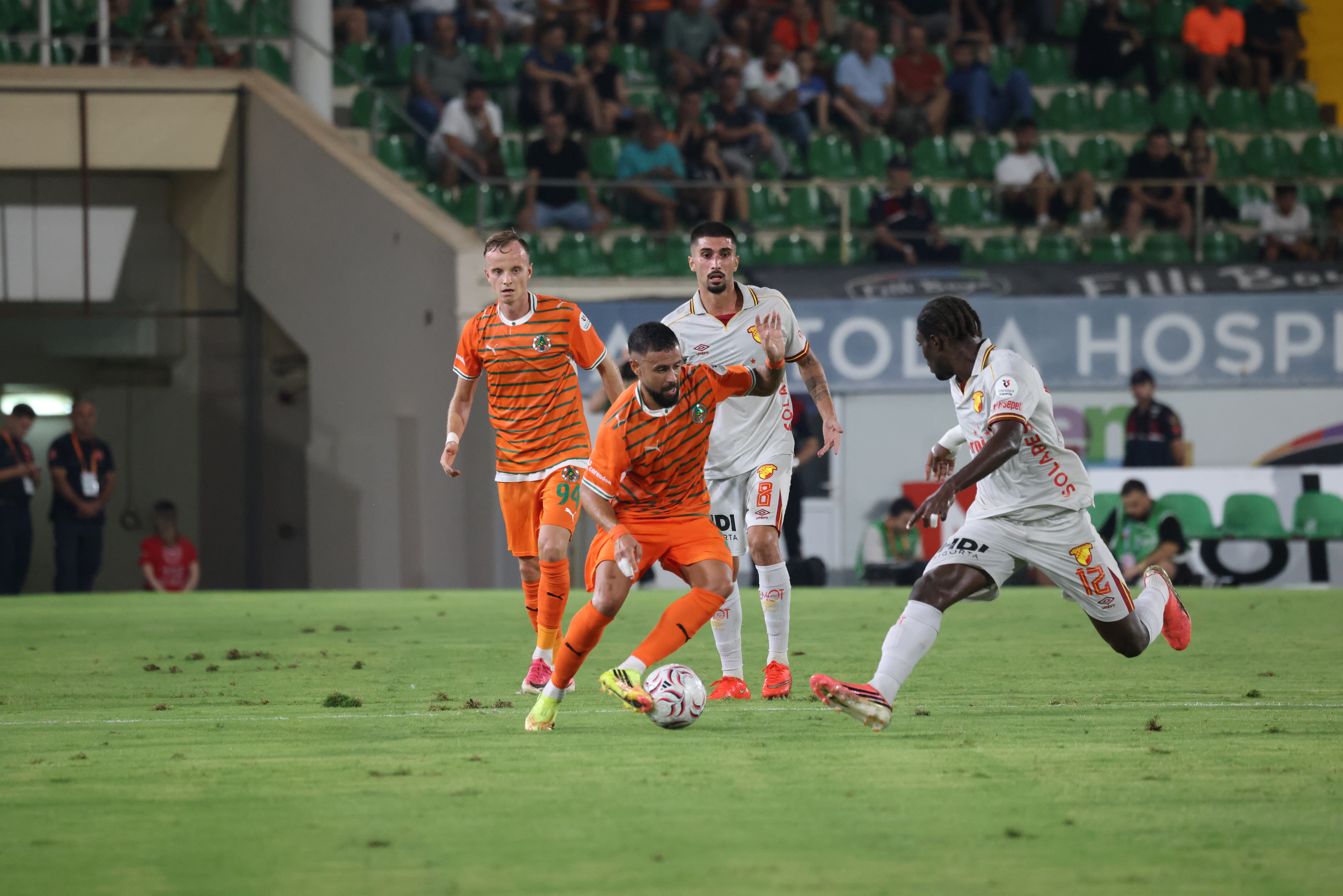 Corendon Alanyaspor sahasında Göztepe’yle 2-2 berabere kaldı! 
