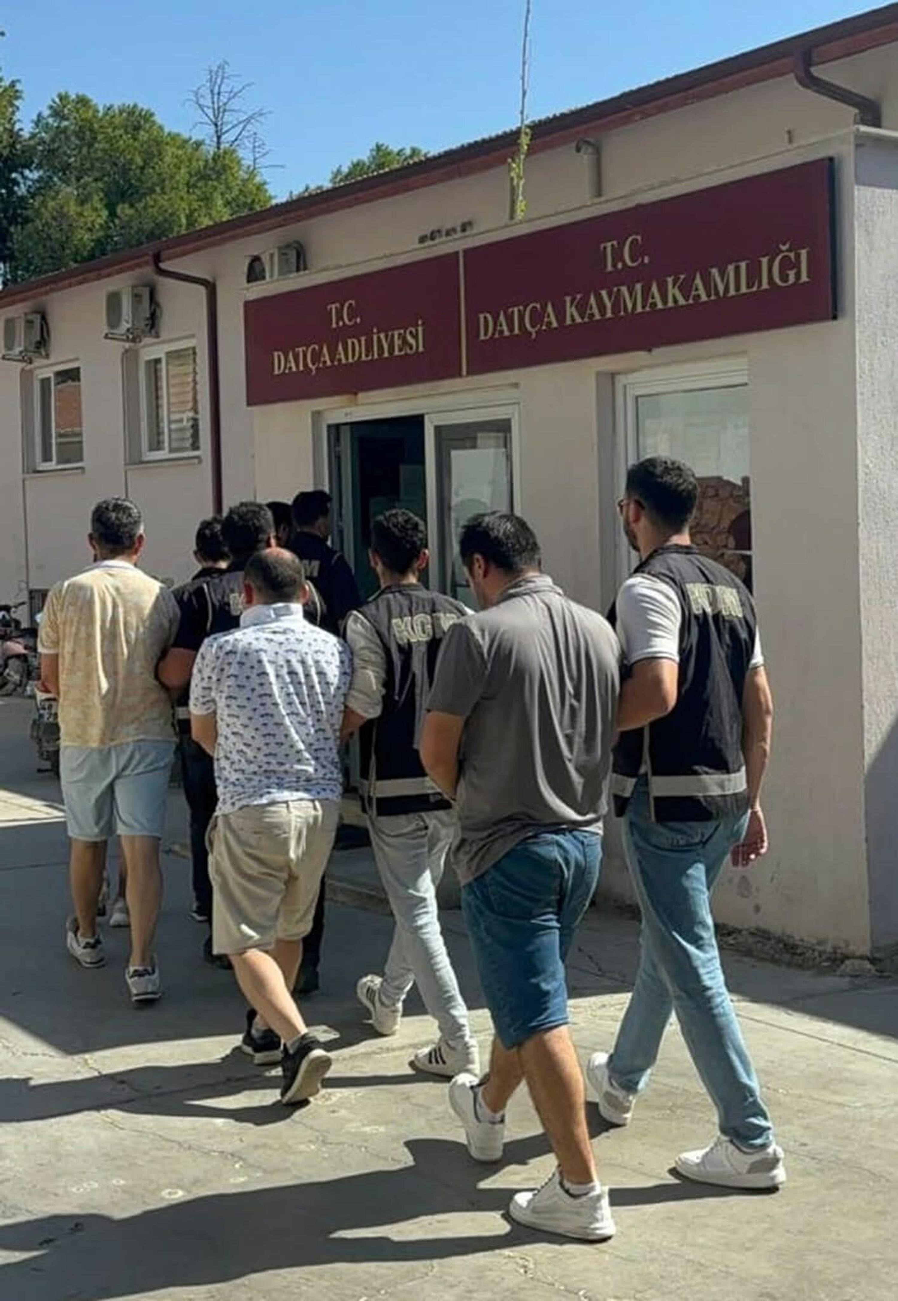 Yurt dışına kaçmaya çalışan FETÖ'cülere teknede baskın!
