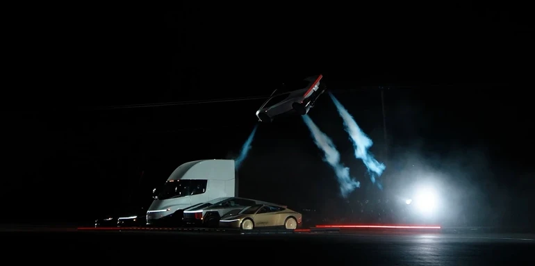 Tesla'nın yeni uçan otomobili sahnede! Savaş uçaklarından ilham aldı