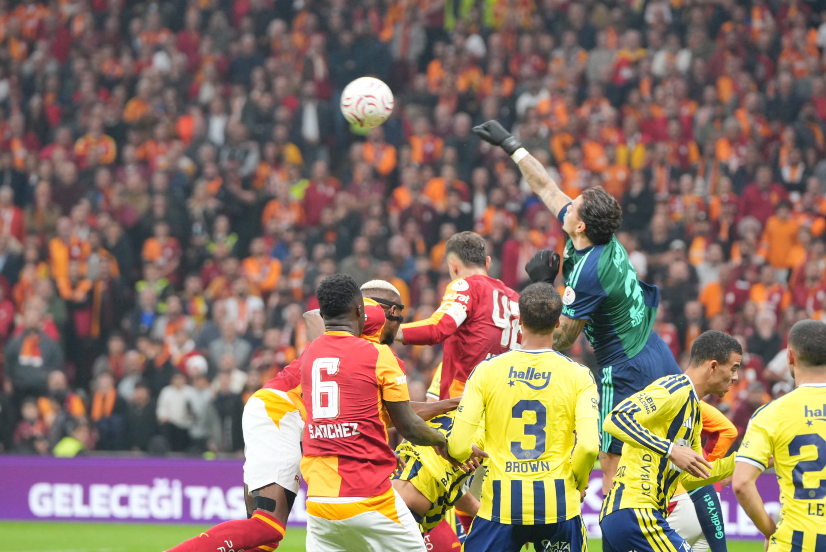 Galatasaray derbide Fenerbahçe'yi 2-1 yendi! Osimhen damga vurdu