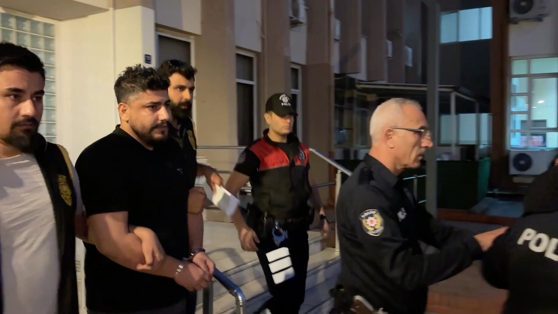Cinayet davasından aranan iş insanı taziye ziyaretinde yakalandı!