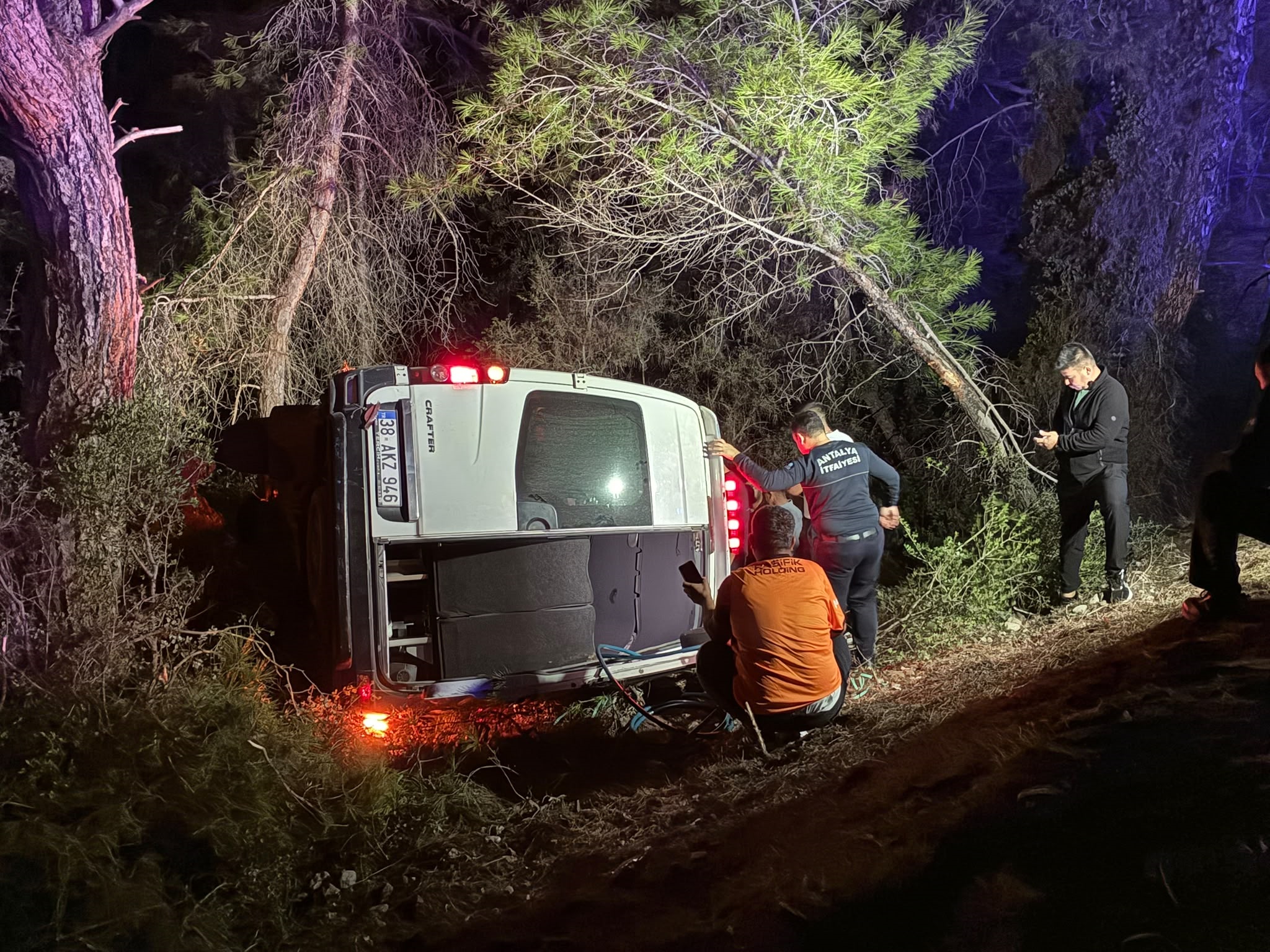 Antalya'da dağcıları taşıyan minibüs devrildi! 15 yaralı