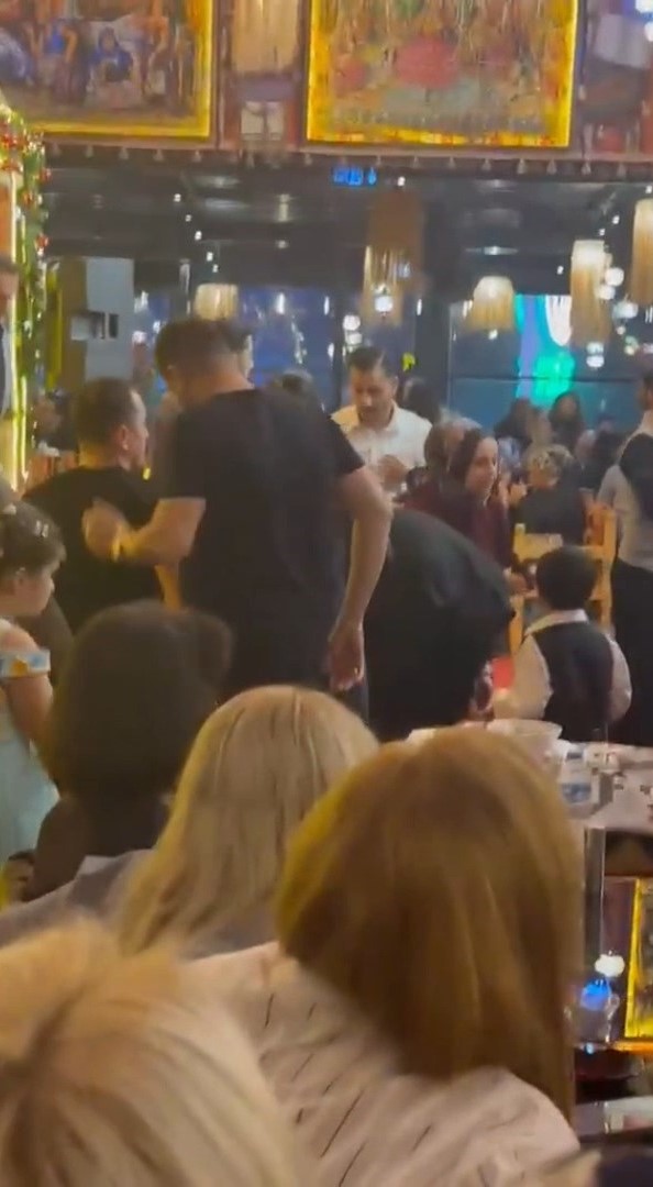Hakkı Bulut sahnede fenalaştı! Hastaneye kaldırıldı