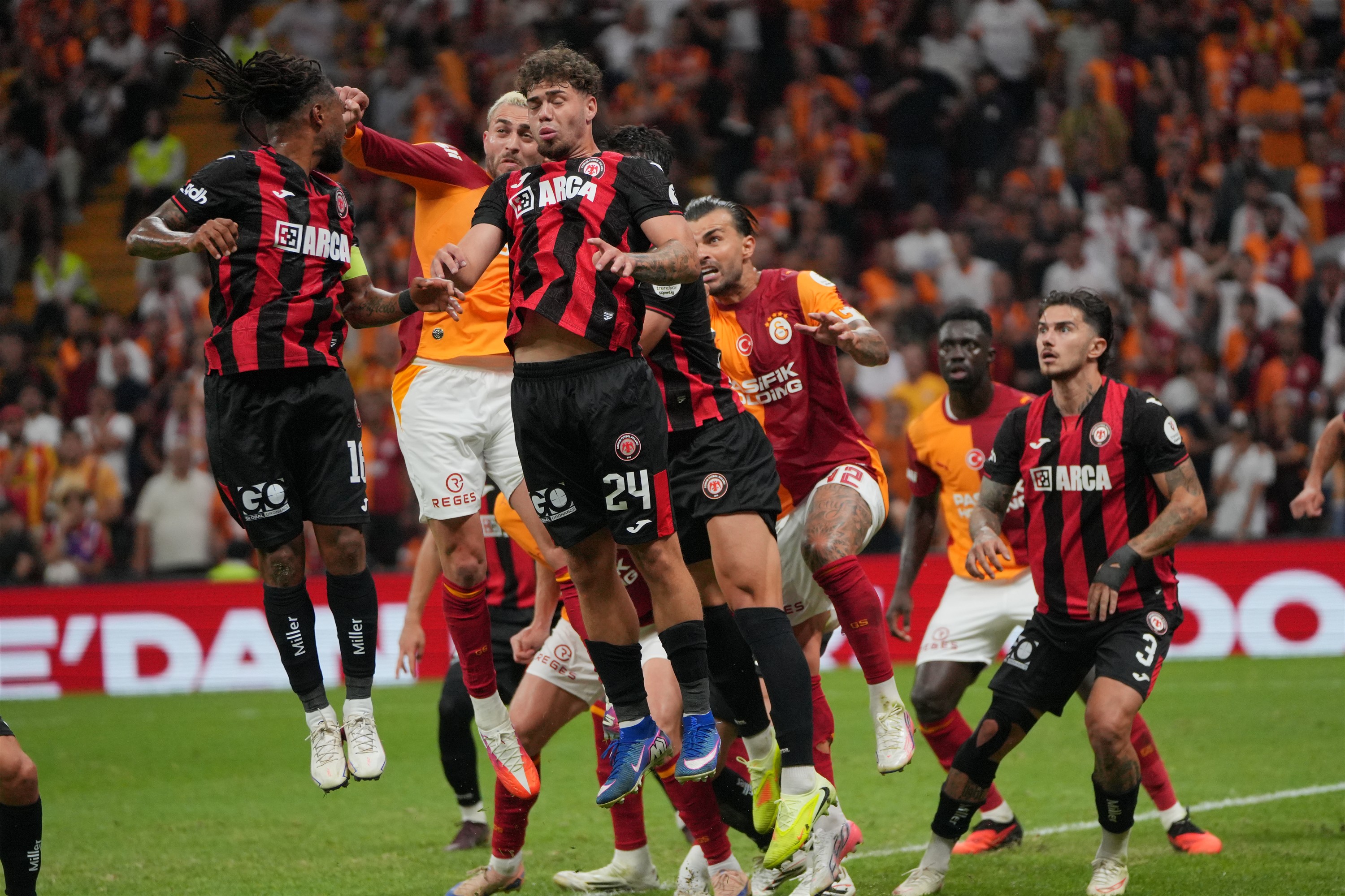 Beraberliği son dakikalarda kurtardı!